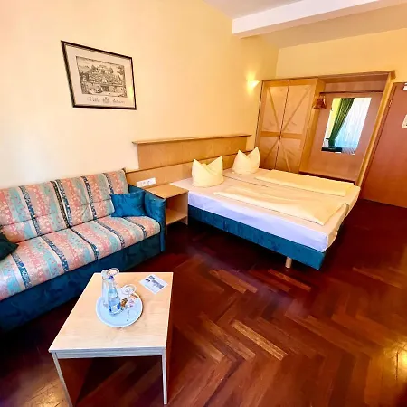 Hotell Hoepfner Burghof 3*